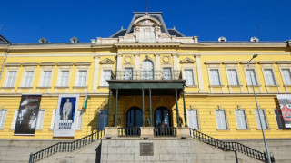 Боян Радев показва портрети от Златю в Двореца