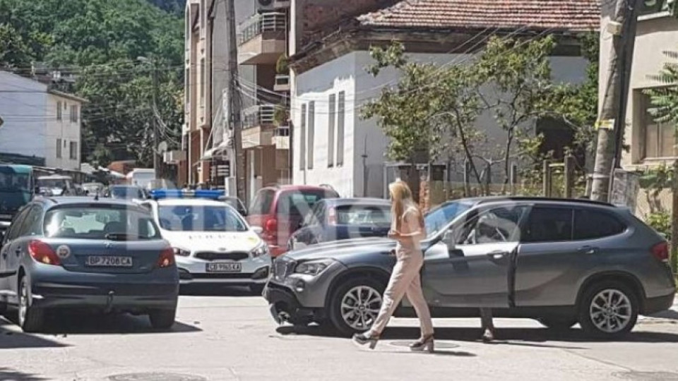 В деня на блондинките: Русокоси шофьорки се сблъскаха на кръстовище | StandartNews.com