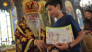 Деца рисуват за малки пациенти