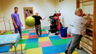 Седмица физиотерапия и хвърляш бастуна