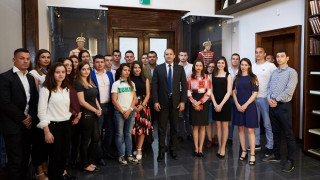 Президентът и студенти обсъдиха апатията сред младите