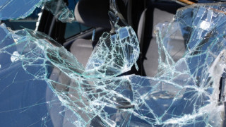 Товарен автомобил уби младеж, сменял гума на пътя