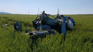 ОБЗОР: Погребват загиналите пилоти един до друг