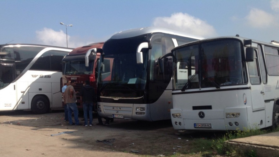 ПРОТЕСТ НА ПРЕВОЗВАЧИТЕ: 1500 автобуса спират да се движат за час и половина | StandartNews.com