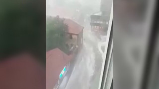 Реки от лед заляха улиците на сръбския град Ужице 