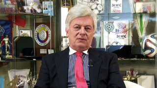 Където има футбол, политиката свършва