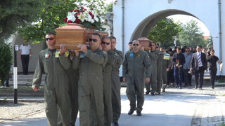 Военен церемониал за погребението на пилотите