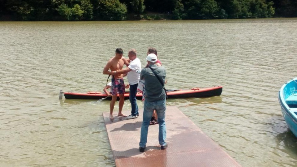 Русенец преплува 10 км с една ръка благотворително | StandartNews.com