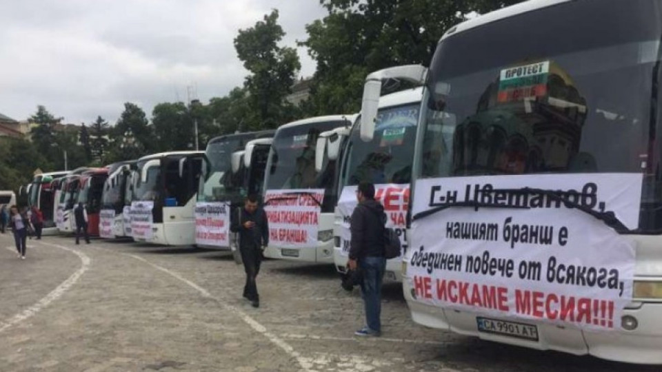 Протестът на автобусните превозвачи започна, Борисов ги покани на среща | StandartNews.com