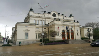 Парламентът се събира извънредно заради вота на недоверие