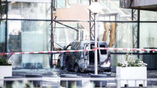 Атака в Амстердам! Бяла баничарка се вряза в сградата на най-големия холандски вестник