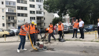 Марешки пълни дупки по варненските улици