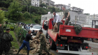 Военни се включиха в изграждането на диги в Смолян