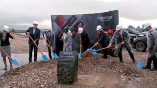 Заводът на „Мерцедес" магнит за инвеститори