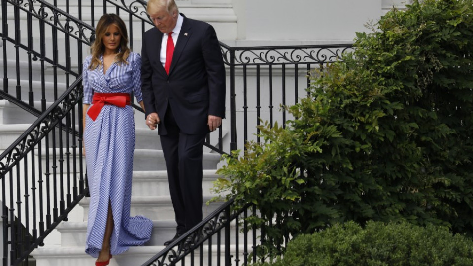 Доналд Тръмп и Мелания ръка за ръка на 4 юли, напук на слуховете за разрив в брака им  | StandartNews.com