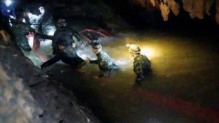 Загина един от водолазите, помагащи на децата в пещерата в Тайланд