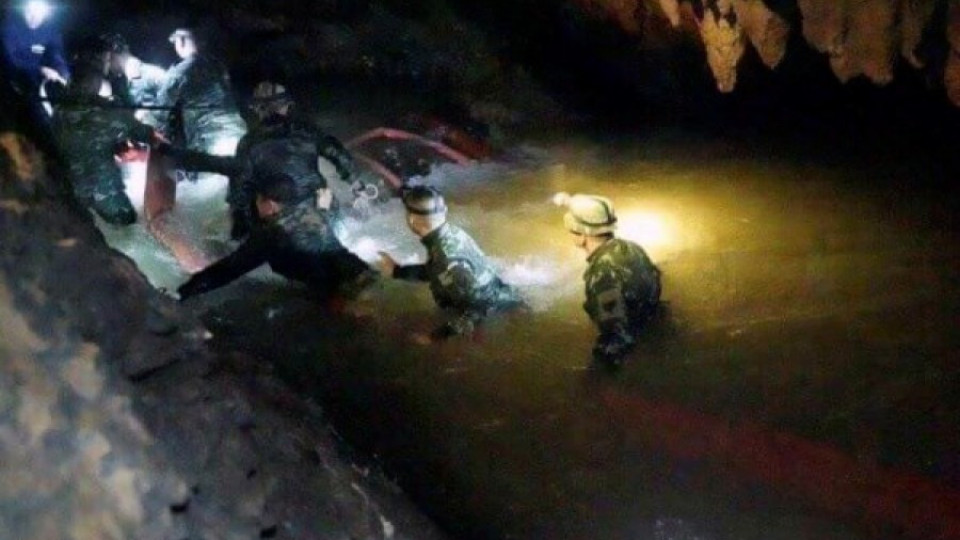 Загина един от водолазите, помагащи на децата в пещерата в Тайланд | StandartNews.com