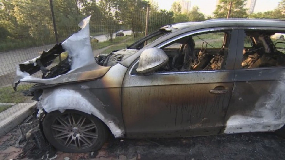 Шест автомобила изгоряха при палеж в автокъща в София | StandartNews.com