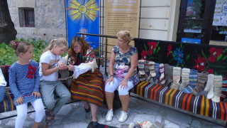 Чужденци се учат да плетат шушони в Банско