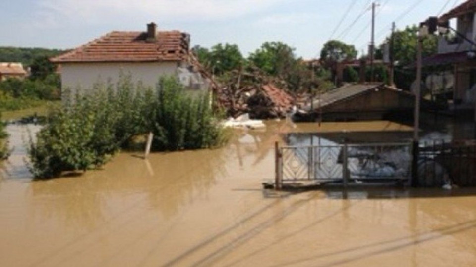 Проливните дъждове наводниха улици в град Мизия | StandartNews.com