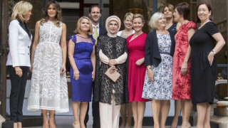Музика със сладкиши за първите дами на НАТО