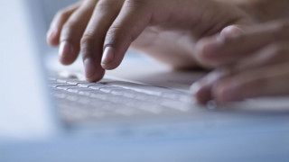 Какво се случва с мъжа, който разбра от Facebook, че е издирван от полицията и си остави номера?