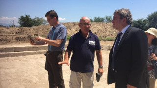 Културният министър доволен от археологическите разкопки край Рупите