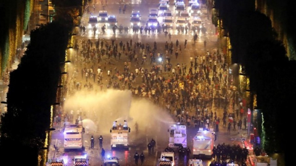 Щастие и сълзотворен газ: Как празнуваха титлата в Париж | StandartNews.com