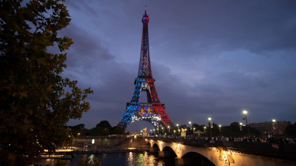 Осветиха Айфеловата кула в синьо, бяло и червено | StandartNews.com