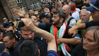 Сблъсъци и напрежение на протест на фермери пред министерския съвет
