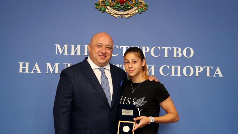 Спортният министър връчи почетен плакет на лекоатлетката Александра Начева | StandartNews.com