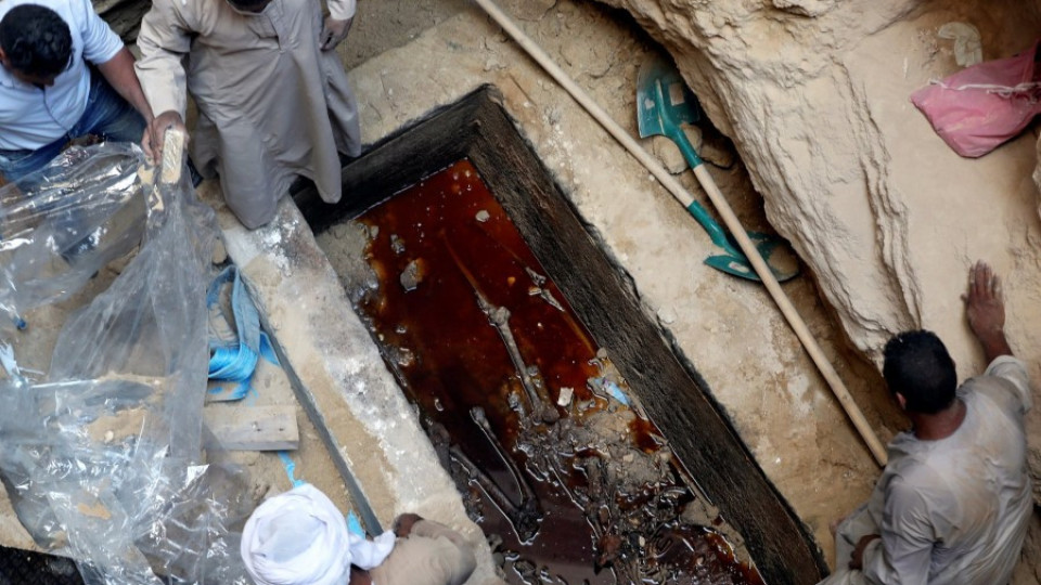 Древен черен саркофаг откриха археолози в Египет | StandartNews.com