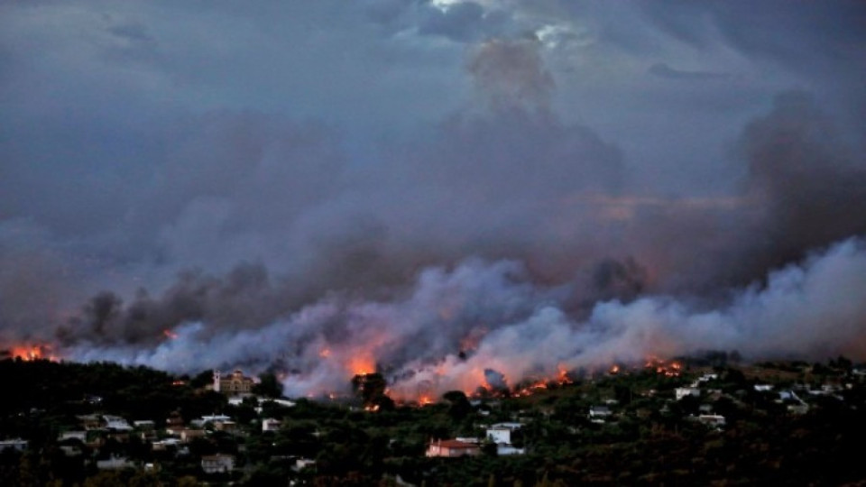 Продължава издирването на хора в неизвестност след пожарите край Атина | StandartNews.com