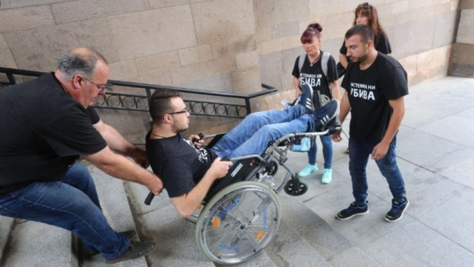 Родители закараха сина си с увреждания в приемната на Бойко Борисов, оставиха му го за ден | StandartNews.com