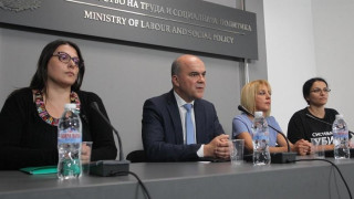 Проектът на Закон за личната помощ напредвал, но с бавни стъпки