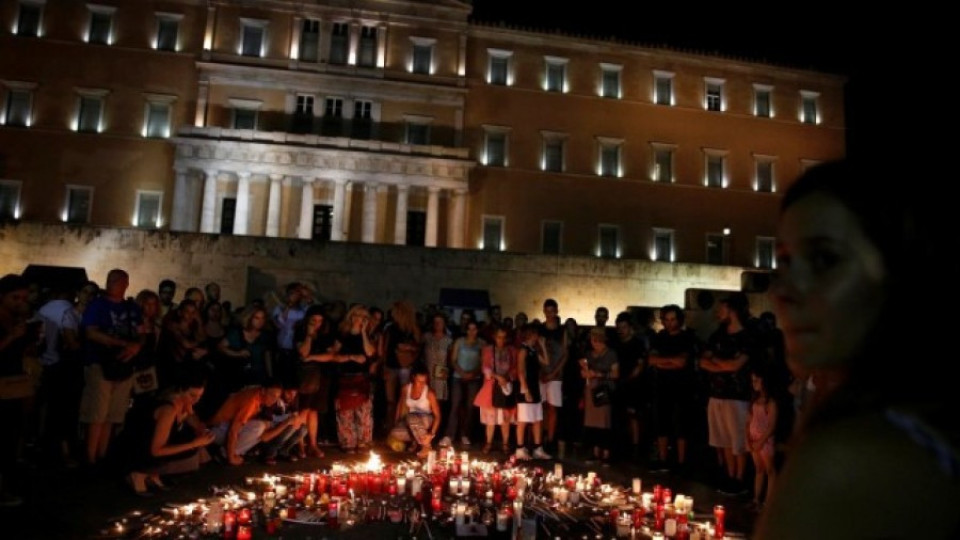 Бдение в памет на загиналите при пожарите в Атина  | StandartNews.com