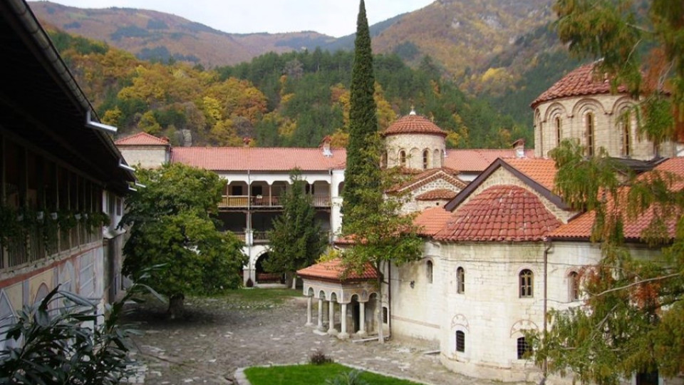 Реставрираха стенописите в църквата на Бачковския манастир | StandartNews.com