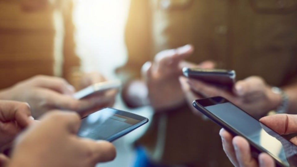 Възможно ли е да бъдат забранени мобилните телефони в училище? | StandartNews.com