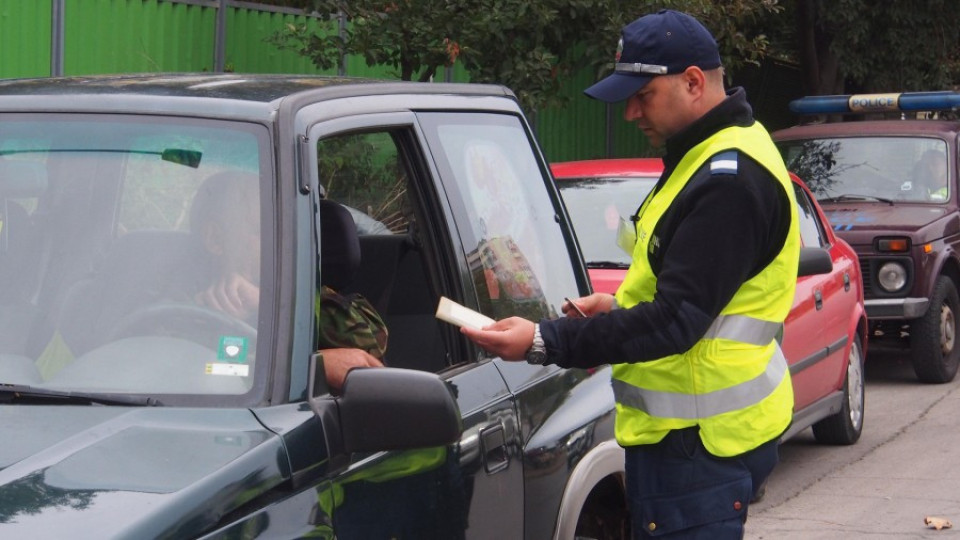 Разбита е криминална схема за фалшиви шофьорски книжки в Бургас | StandartNews.com