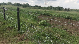 Готова е над половината от телената ограда по границата с Румъния 