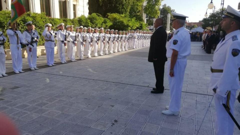 Премиерът поздрави военноморските сили за празника им | StandartNews.com