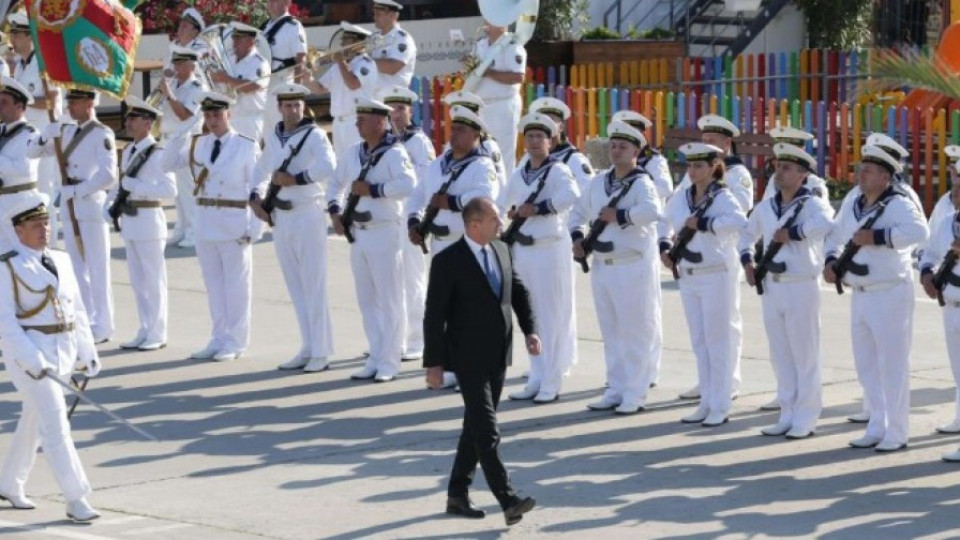 Румен Радев се качва на фрегатата "Дръзки" за 139 г. от създаването на бойния ни флот | StandartNews.com