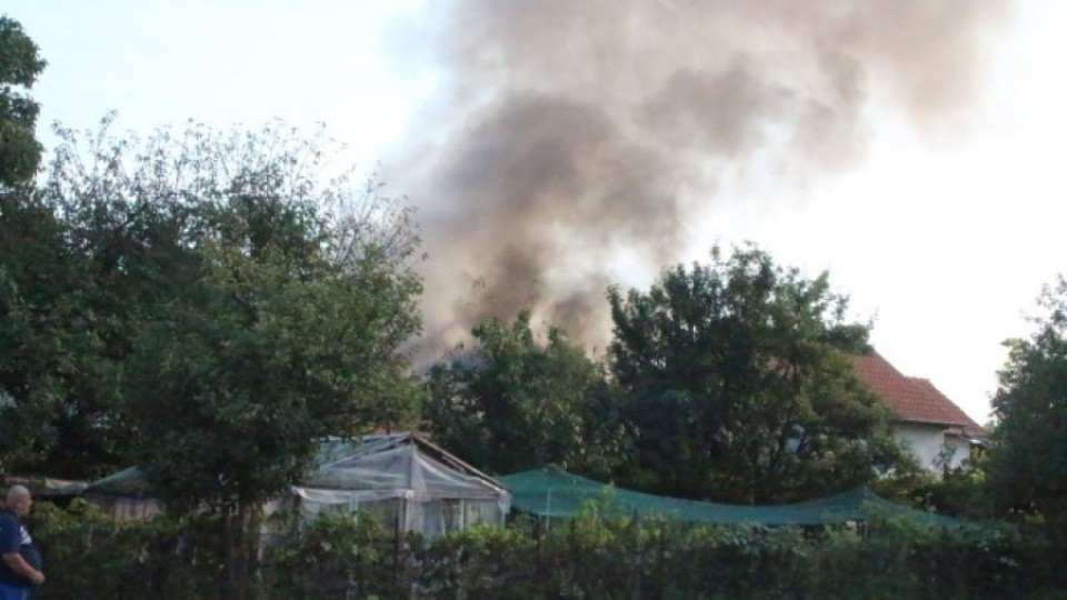 Къща в Казанлък се запали и изгоря | StandartNews.com