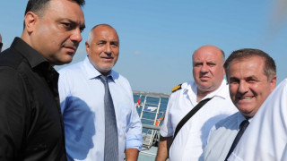Премиерът се срещна с екипа, който ще чисти мазутното петно при Созопол