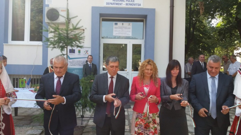 МВР министърът откри реновираната сграда на полицията в Берковица | StandartNews.com