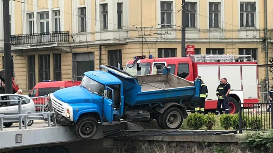 Камион виси от Лъвов мост | StandartNews.com