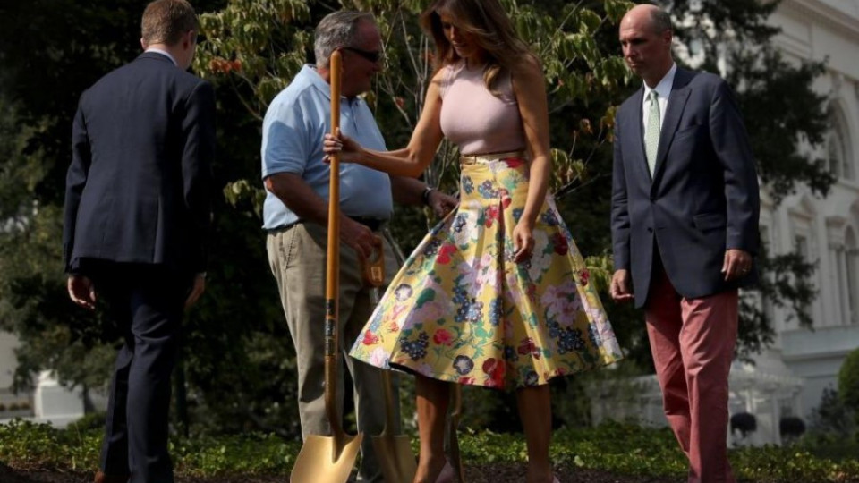 Мелания Тръмп показа как се сади дръвче с токчета | StandartNews.com