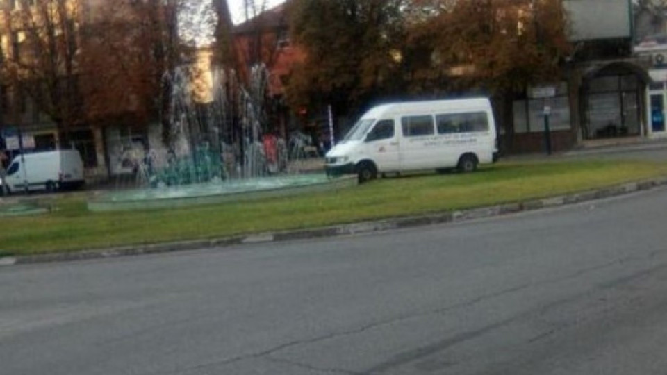 Микробус се вряза във фонтан в Пазарджик, шофьорът е починал | StandartNews.com