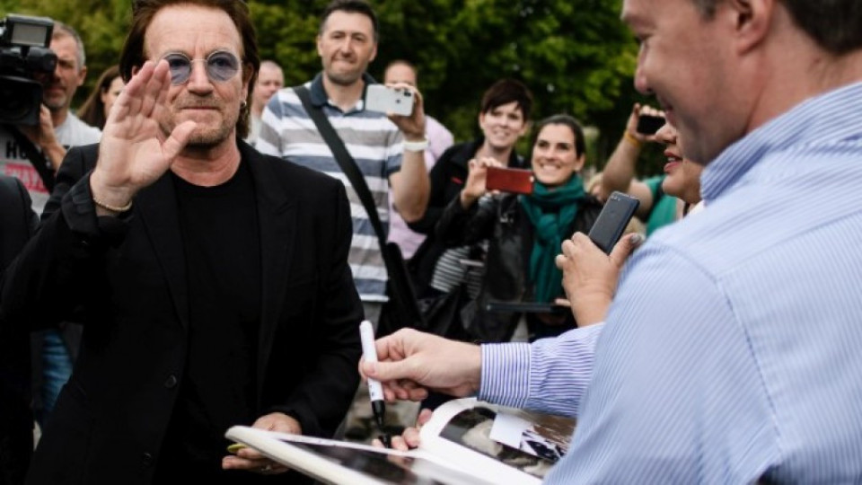 Боно изгуби гласа си и прекъсна концерта на U2 в Берлин | StandartNews.com
