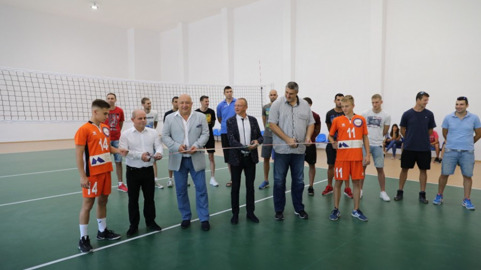 Министър Кралев откри реновираната спортна зала „Иван Ханджиев” в Русе | StandartNews.com